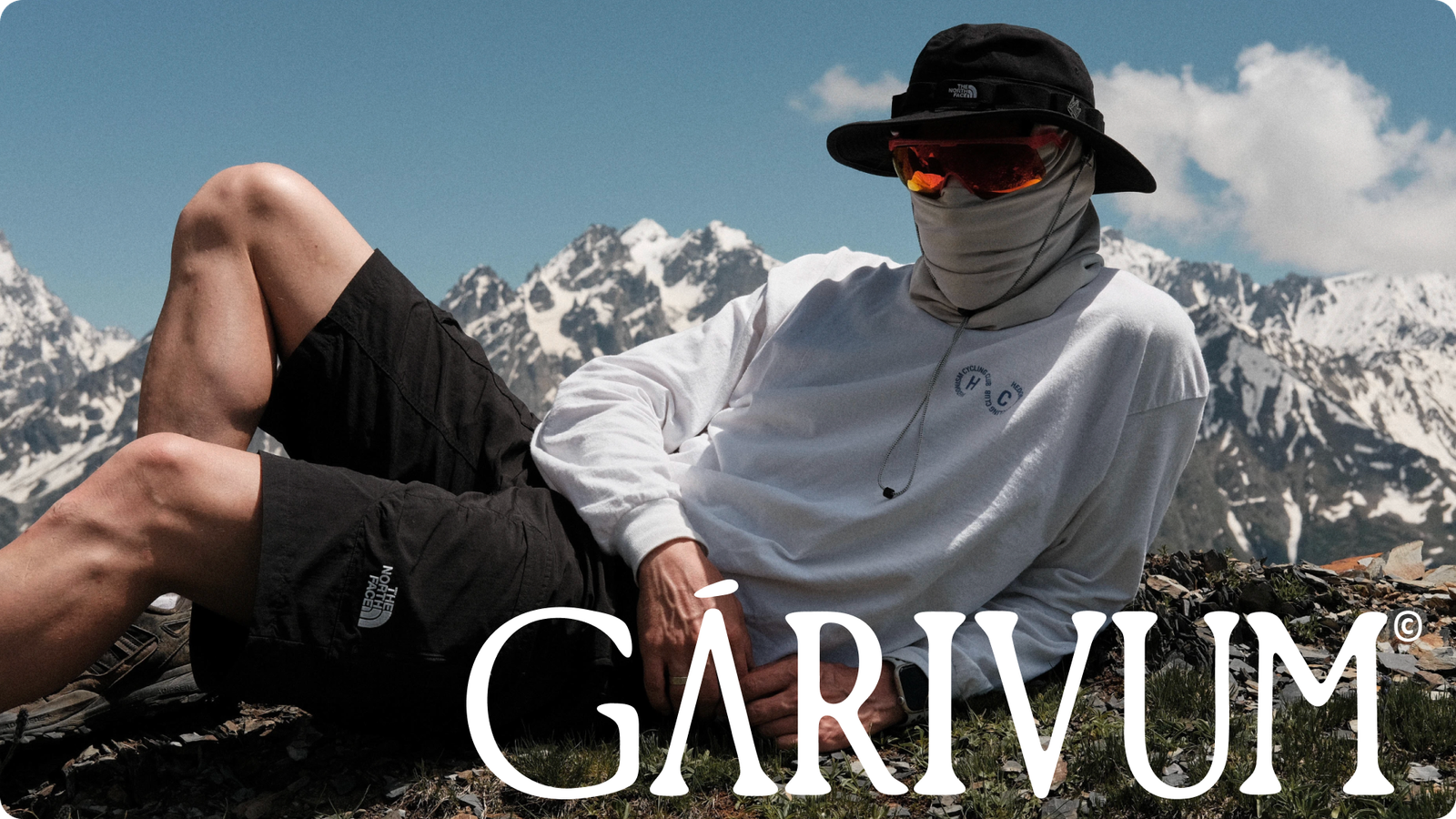 Wordmark Gárivum aplicado sobre fotografia de montanha