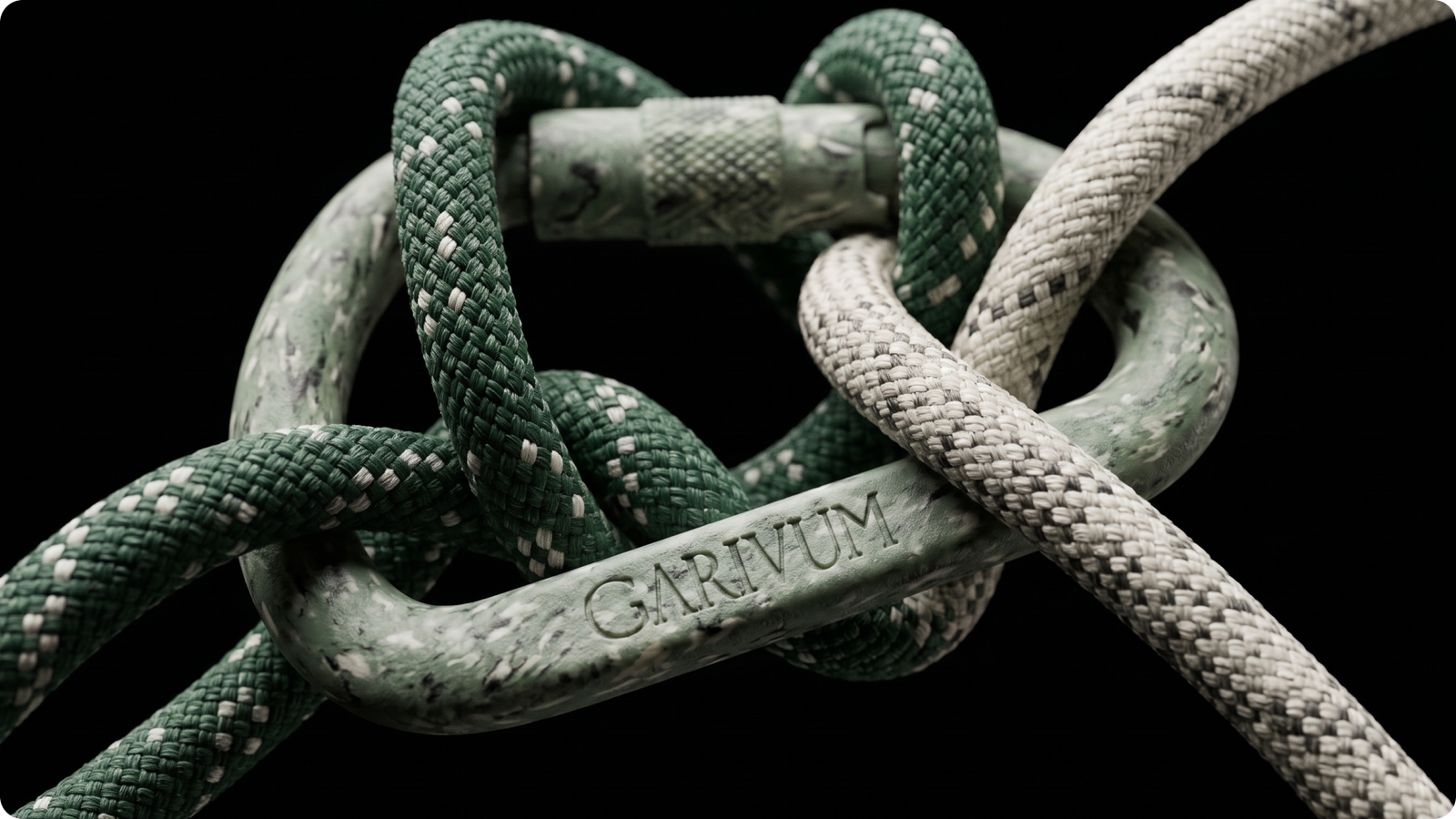 Mosquetão gravado com GARIVUM entrelaçado em cordas de escalada